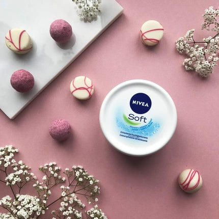 Nivea Soft Cream, 200ml Lightweight Moisturizing Cream for Face, Hands & Body with Jojoba Oil & Vitamin E